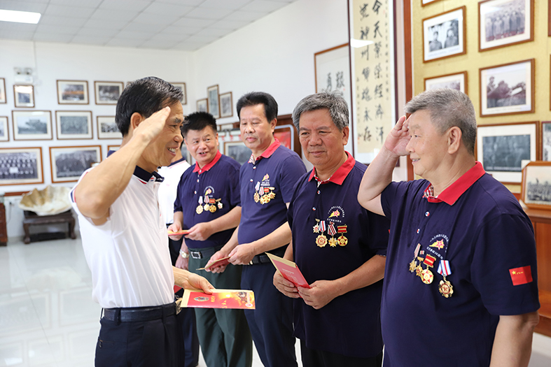 向立过战功的退伍老兵送上慰问金.JPG 向立过战功的退伍老兵送上慰问金.JPG